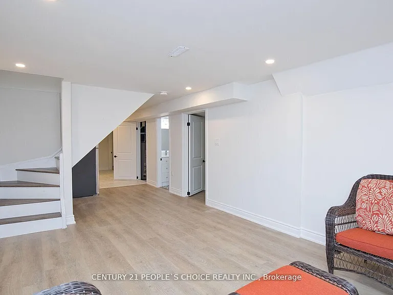 2 Betteridge Ln W — Photo 8