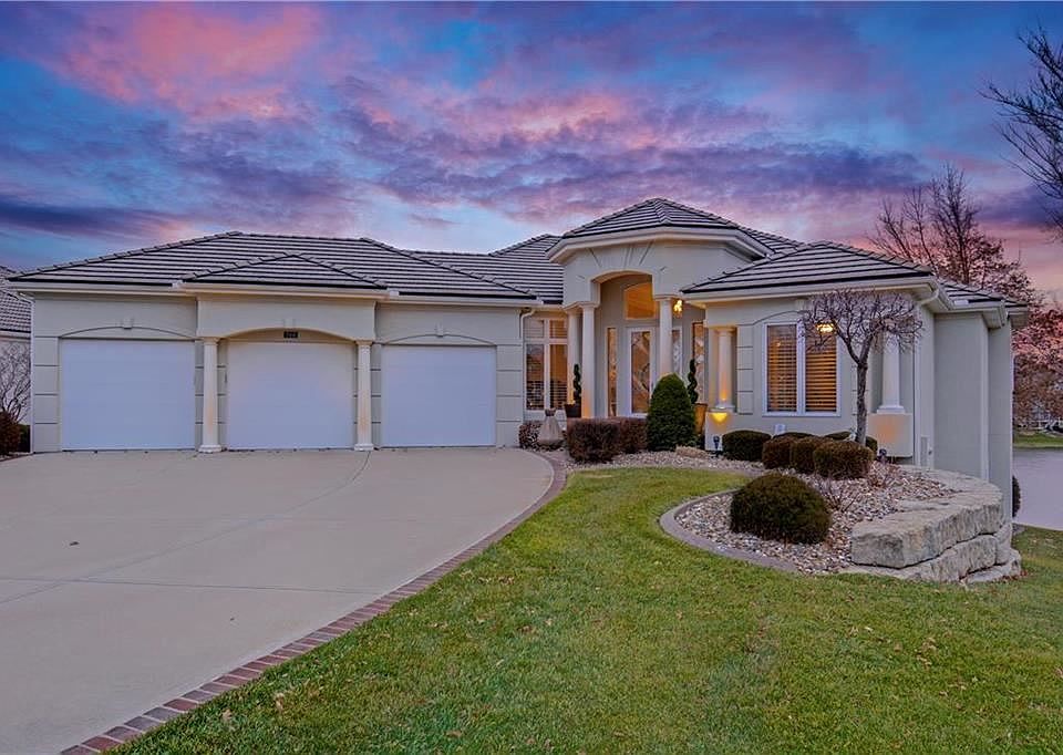 1st image of 700 NE Seabrook Cir