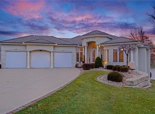 700 NE Seabrook Cir, Lees Summit, MO 64064