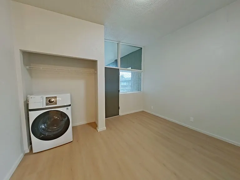 University Manor - Newly Renovated Units just a short walk from Campus! — Photo 47