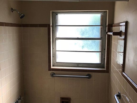3rd image of 1548 Highland Ave