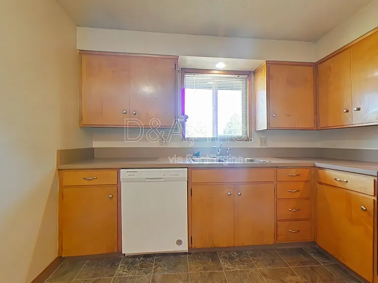 555 NW Kings Blvd #3 — Photo 4