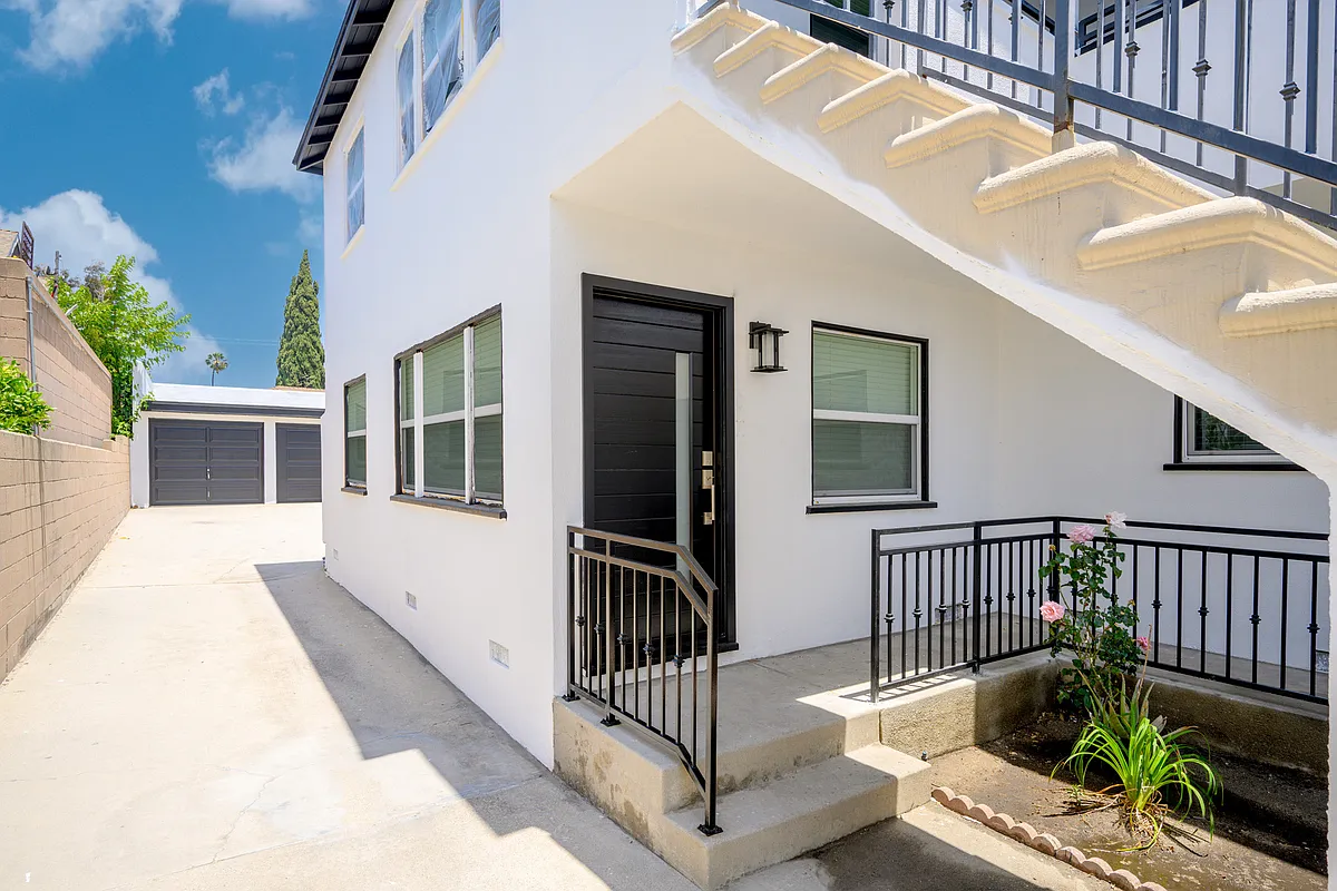 Building Photo - 623 E Chevy Chase Dr #C