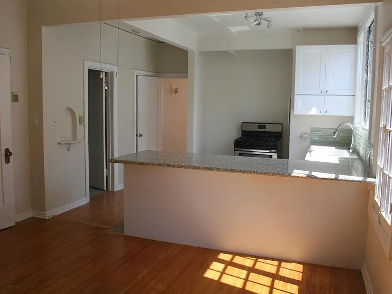 1172 N Ardmore Ave — Photo 2