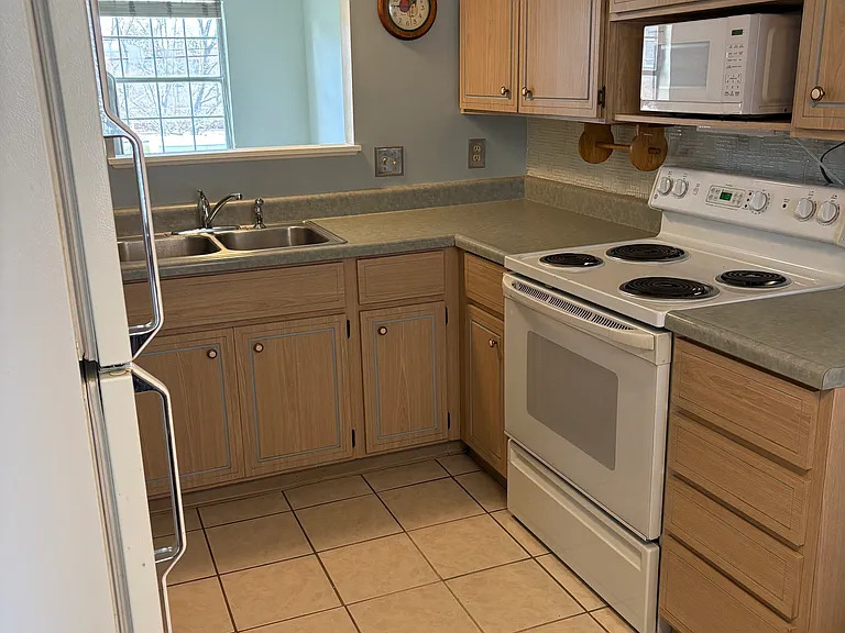 229 B Whitestown Vlg — Photo 3