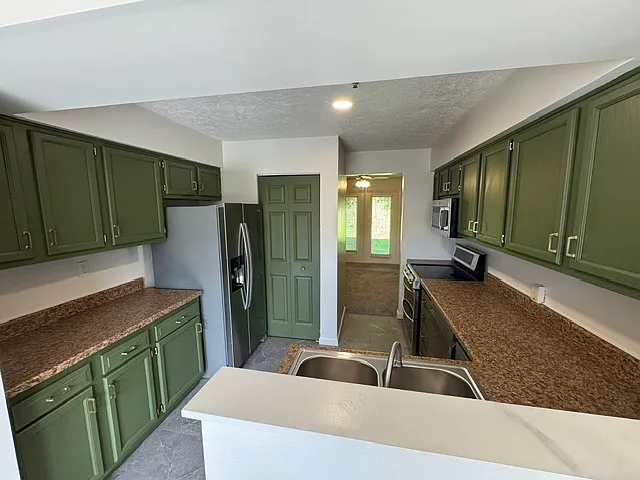 233 Fieldbrook Dr — Photo 2