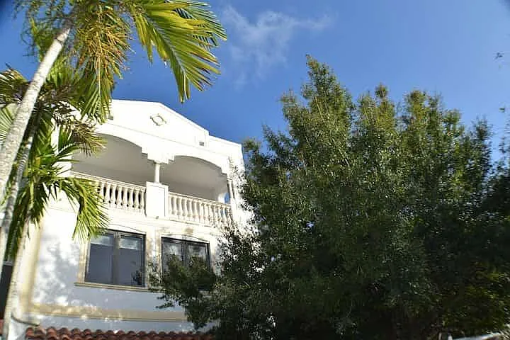4 bed, 3.5 bath, 2489 sqft, $8,900 — Photo 2