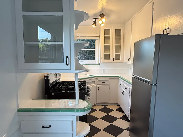 2269 N Beachwood Dr #101 — Photo 7