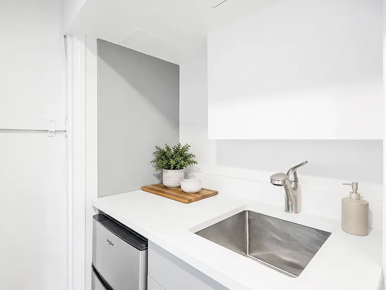 305 W 20th St #1A — Photo 8