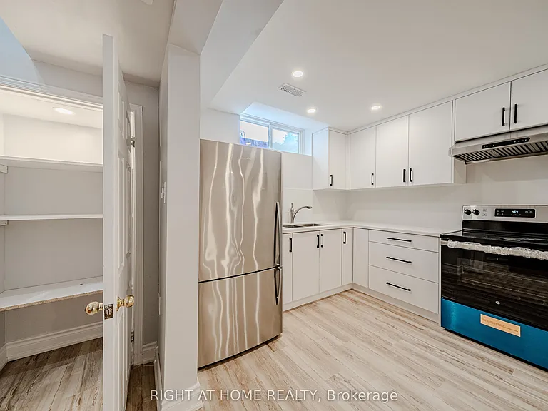 3 Glenayr Rd #LOWER — Photo 7