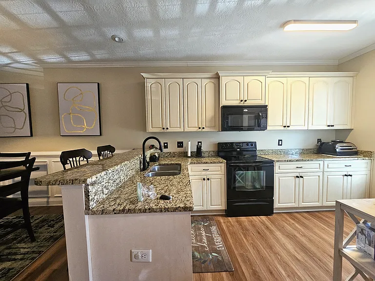 Kitchen & Breakfast bar