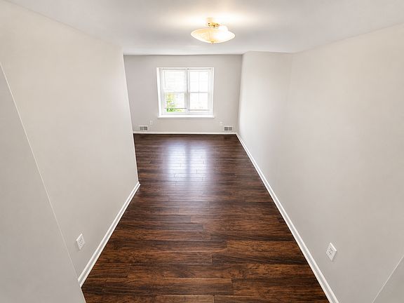 5th image of 164 Woodlake Manor Dr