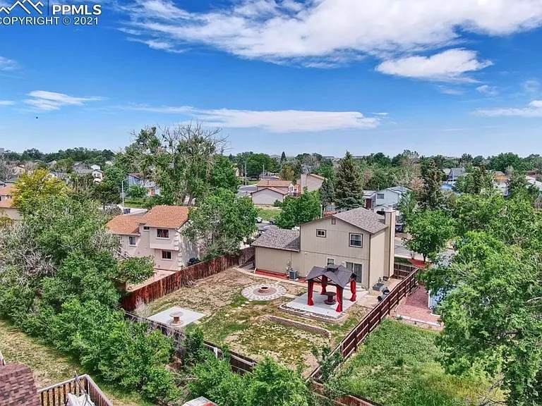 1220 Irving Ln — Photo 3