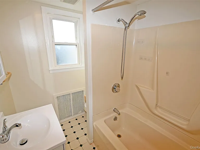 1047 N 7th St #WHOLE HOUSE — Photo 10
