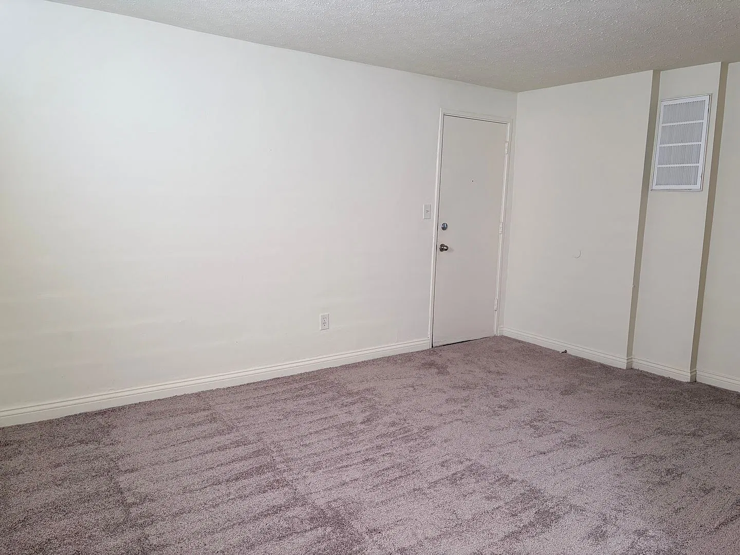 Cozy one bedroom available! — Photo 4