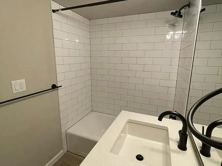 111 S Meldrum St #7 — Photo 7