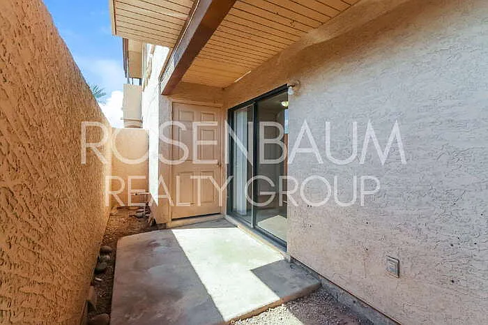 Building Photo - 410 E 9th Ave #17