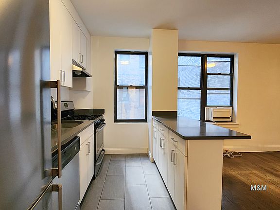 3rd image of 140 W 55th St APT 4D