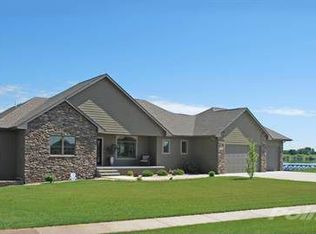 2932 Canal Cir, Mitchell, SD 57301