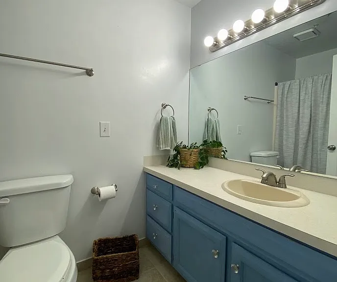 Upstairs full bathroom.