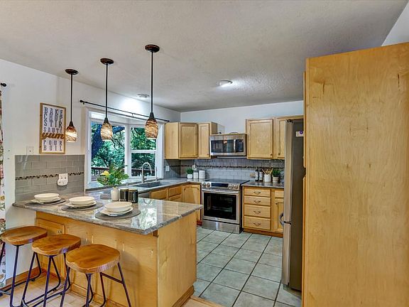 4th image of 23056 Evergreen Ln