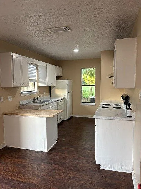 1810 Meadowgreen Dr - B — Photo 2