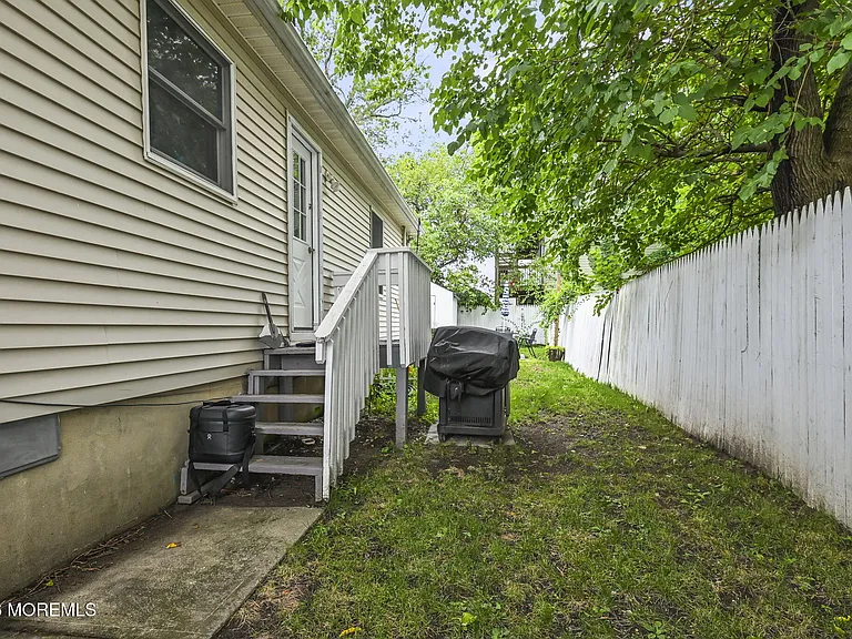 12 Bayview Ave — Photo 21