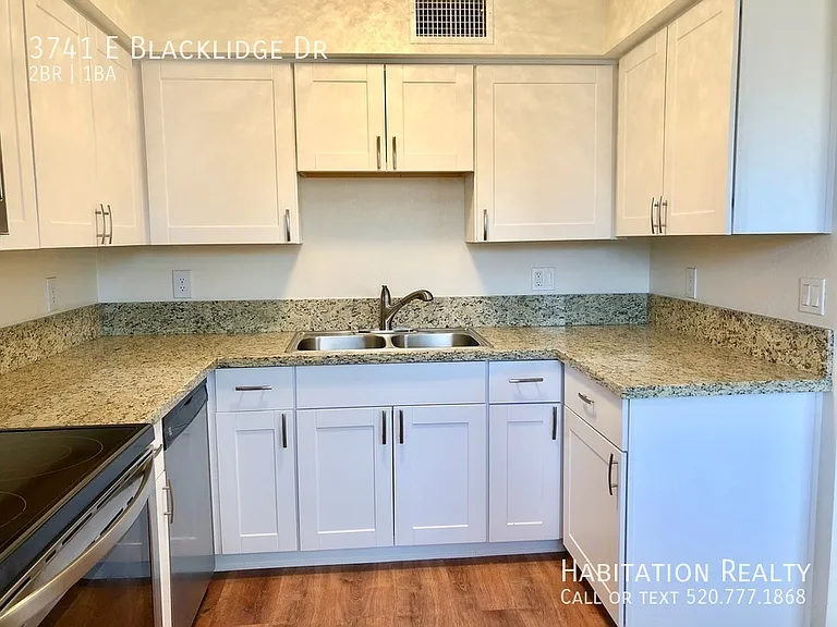 3741 E Blacklidge Dr — Photo 2