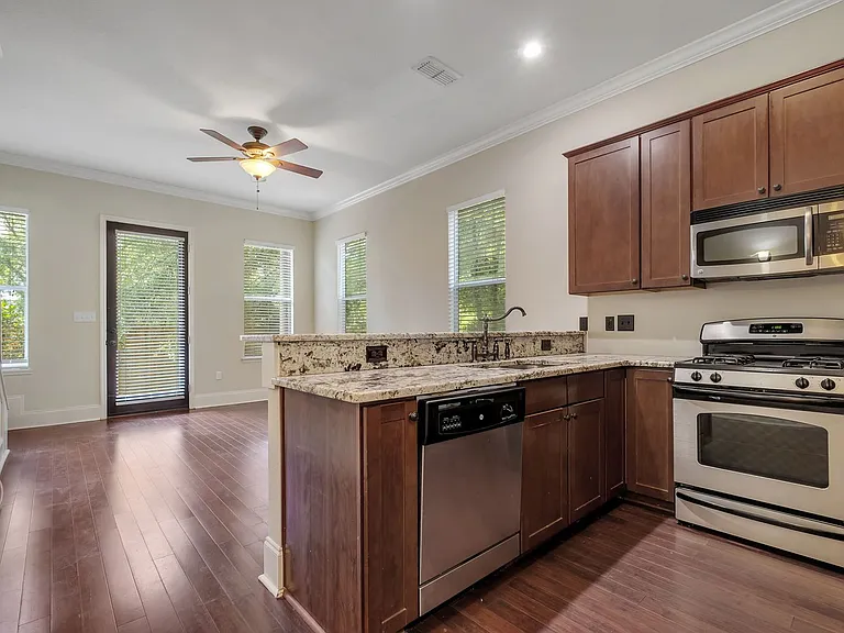 380 E Bradford Rd — Photo 7