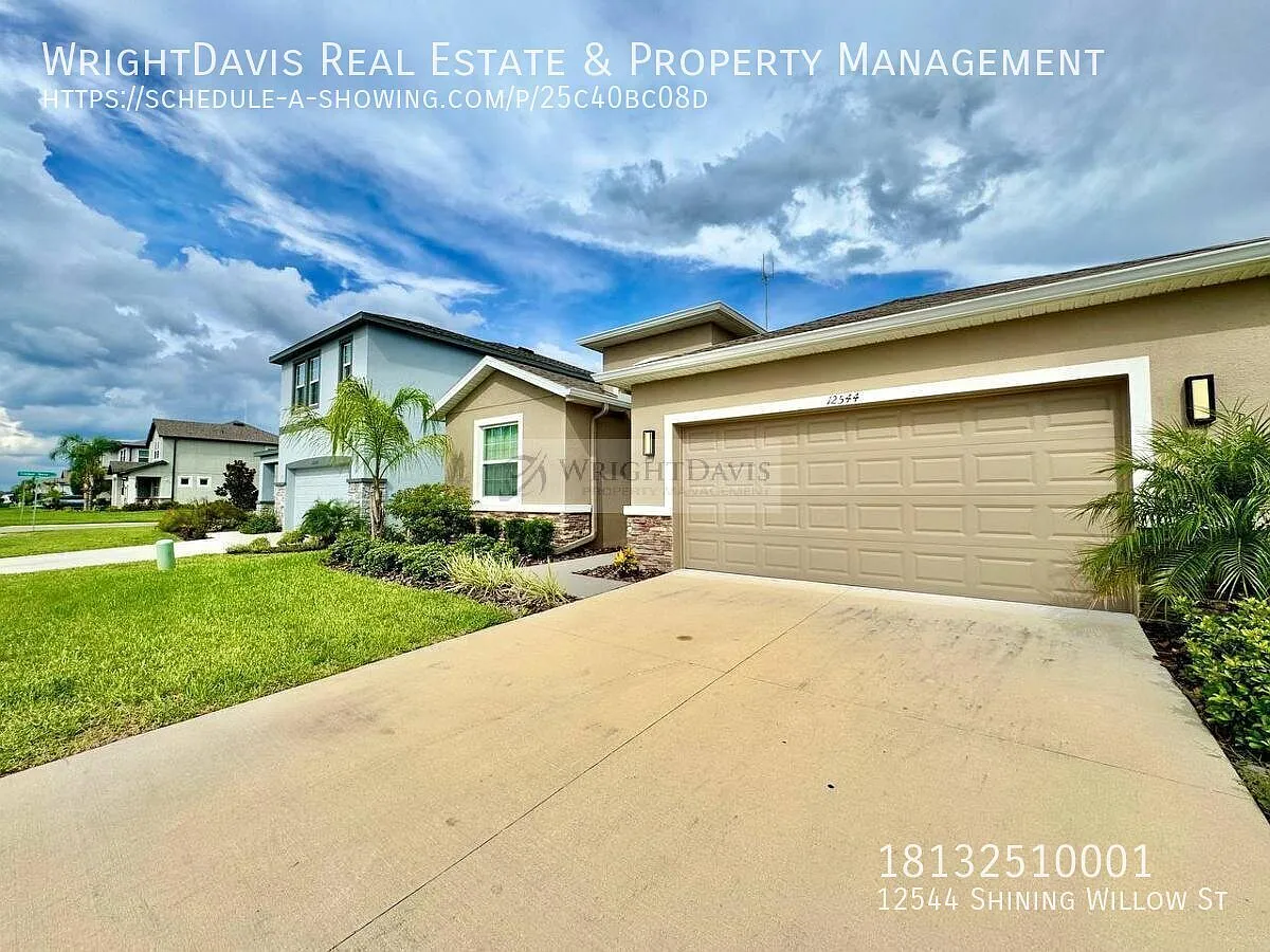Spacious 3BR/2.5BA Riverview Home w/ Screened Lanai — Photo 3