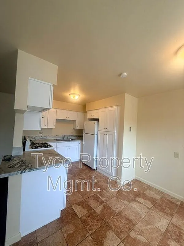 1 bed, 1.0 bath, 825 sqft, $1,800 — Photo 2