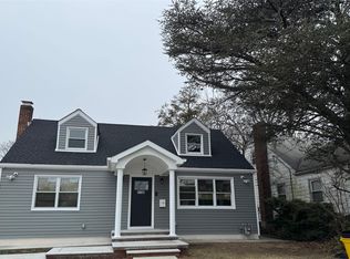 1726 Slocum St, Hewlett, NY 11557