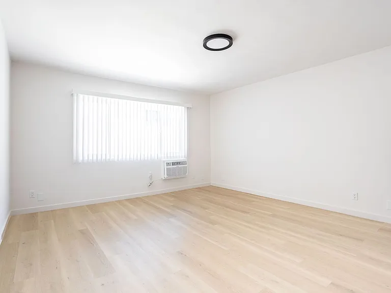1811 Tamarind Ave — Photo 21