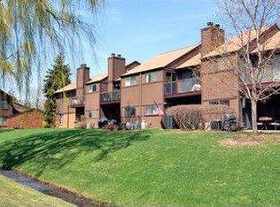 22 Creekside Cir APT C, Elgin, IL 60123