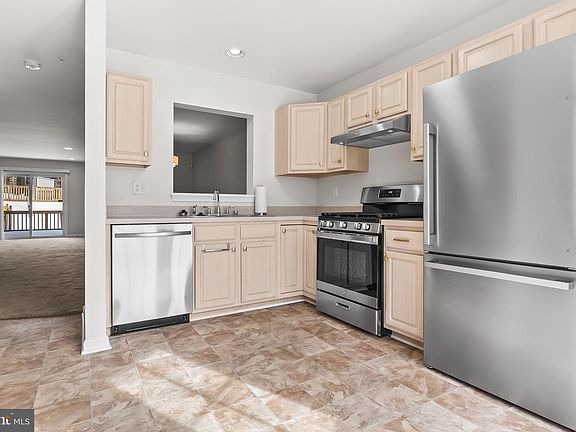 4th image of 723 Shallow Ridge Ct