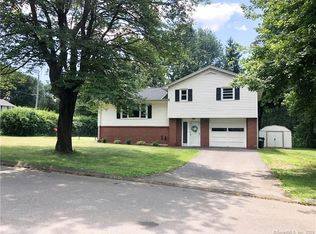 17 Colonial Dr, Prospect, CT 06712