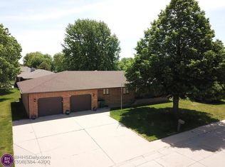 909 Kennedy Dr, Grand Island, NE 68803
