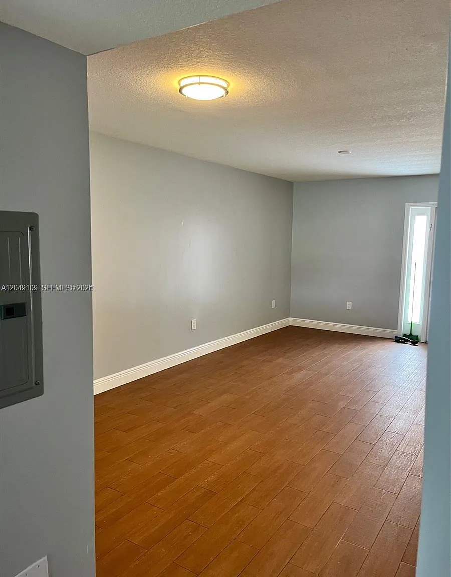 Venetia Gardens Condo — Photo 2