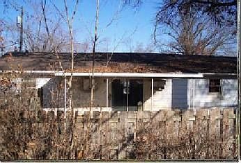 2nd image of 1003 Lyle St