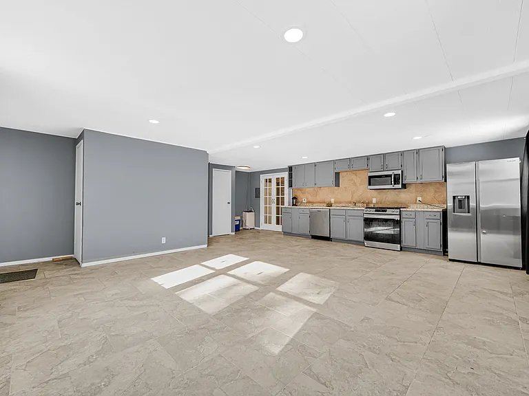 2322 W Loves Ln — Photo 3