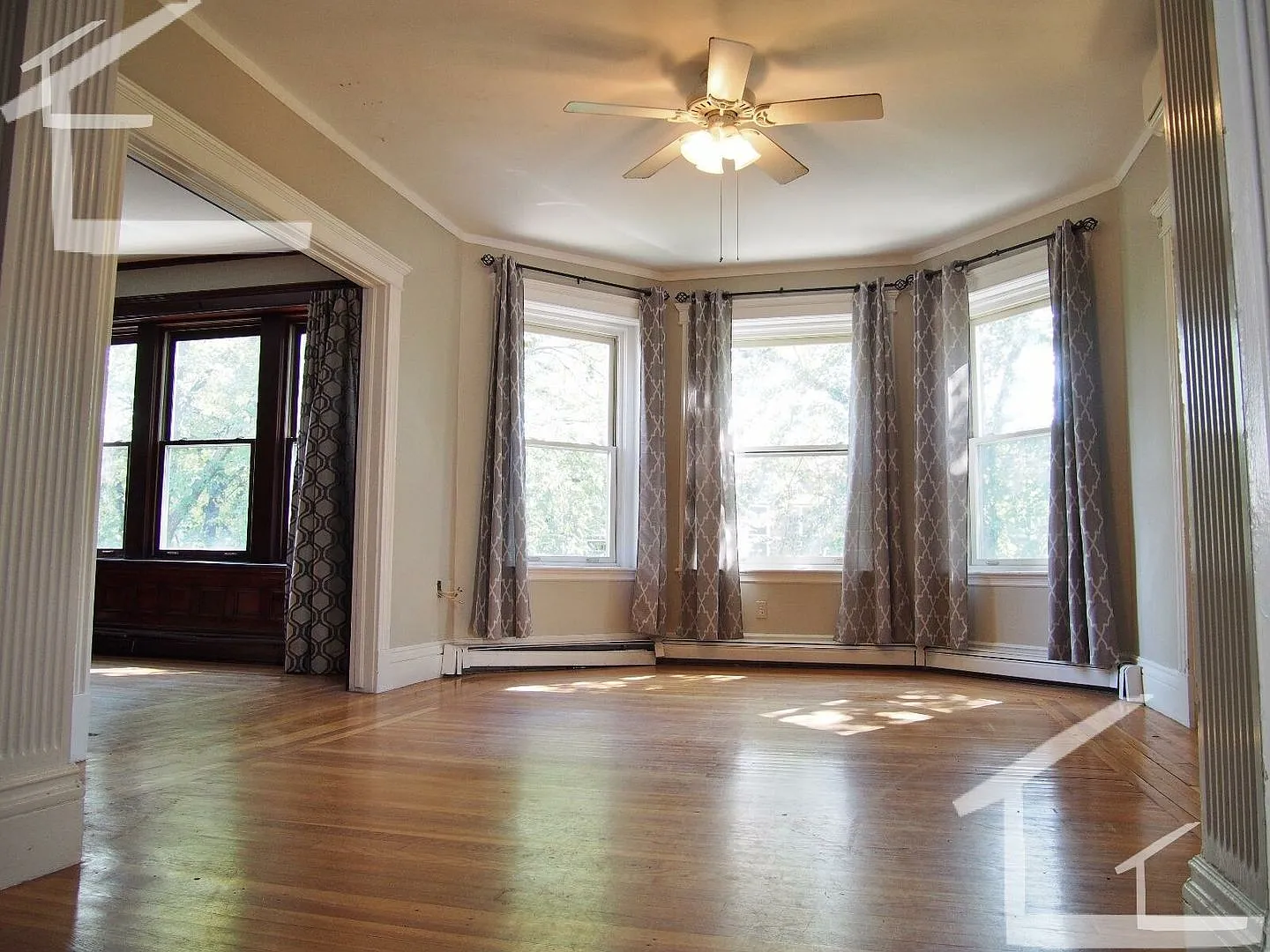 Renovated. Now with 'metal-object' in living room — Photo 2