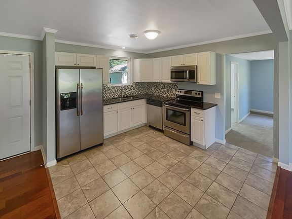 2nd image of 102 Valley View Dr
