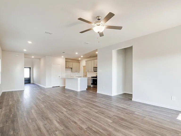 4816 Hunter Hurst Dr — Photo 3