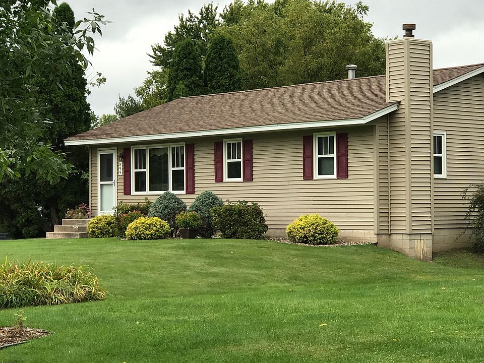 Front of 899 Berwood Avenue