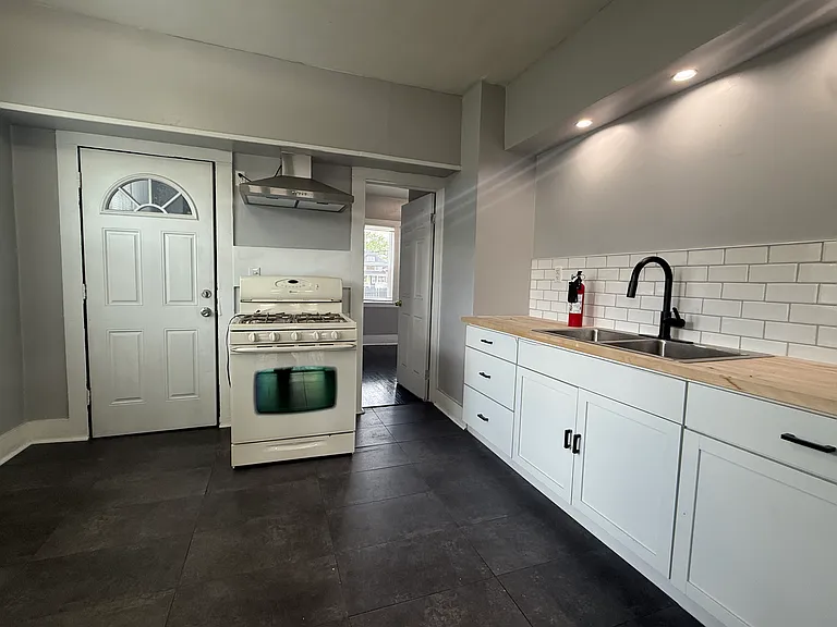 4839 Helen St — Photo 9