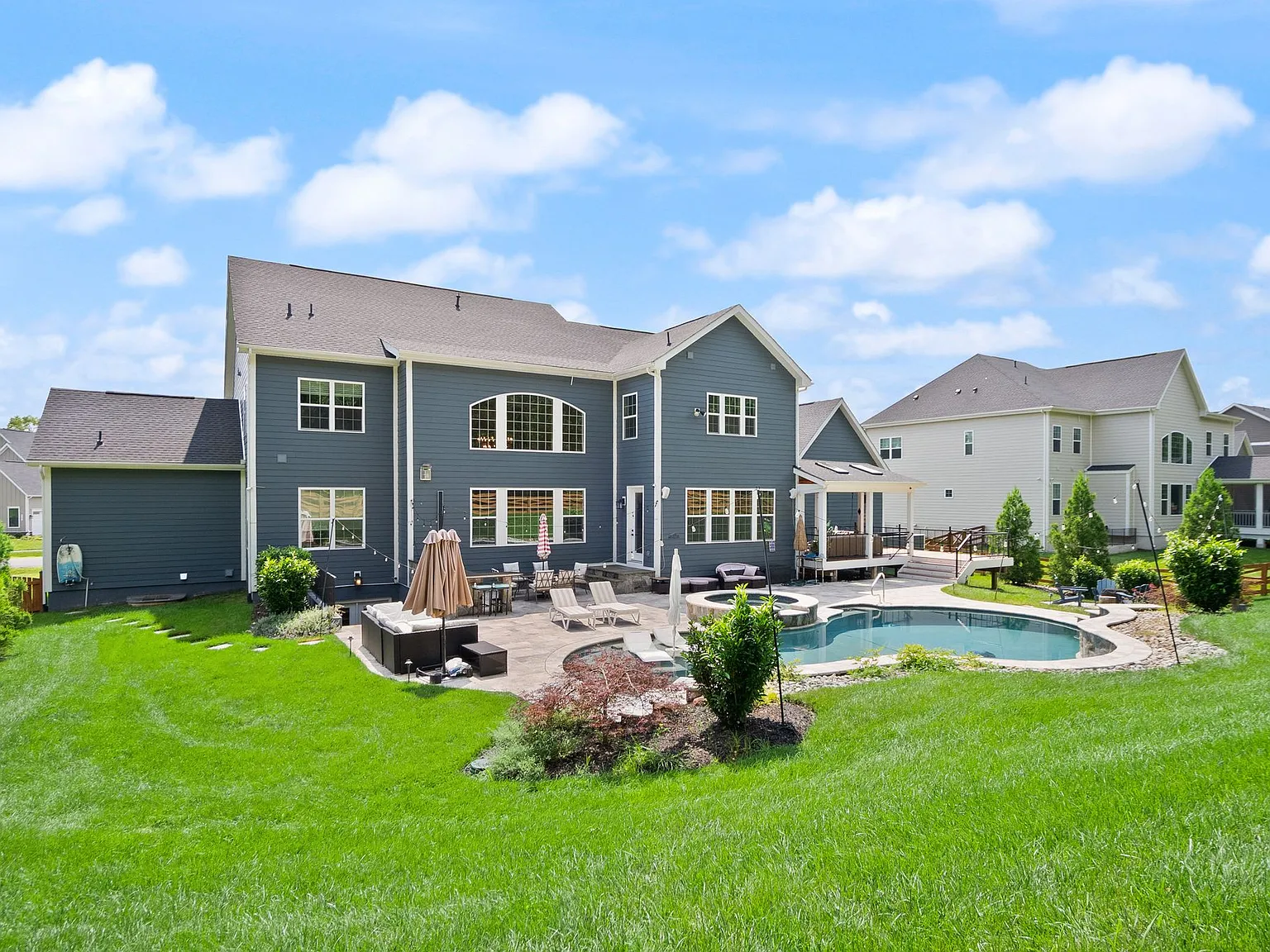 6 bed, 7.5 bath, 7656 sqft, $9,990 — Photo 2