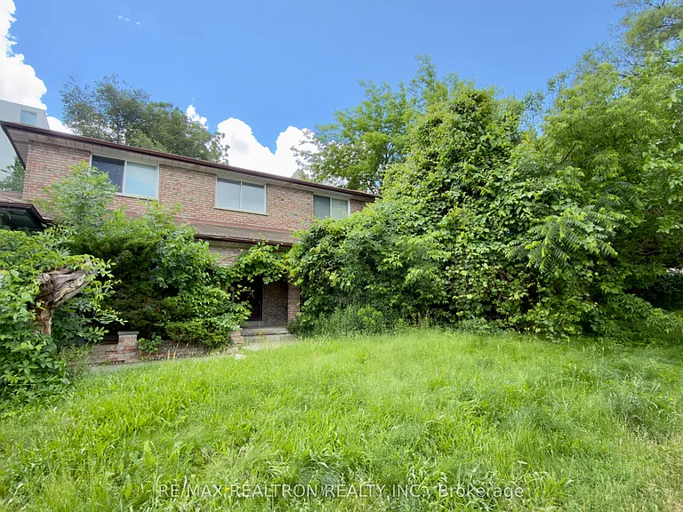 589 Sheppard Ave E — Photo 2
