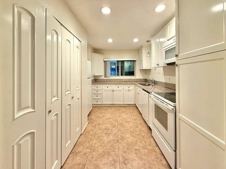 2522 Clairemont Dr #103 — Photo 5