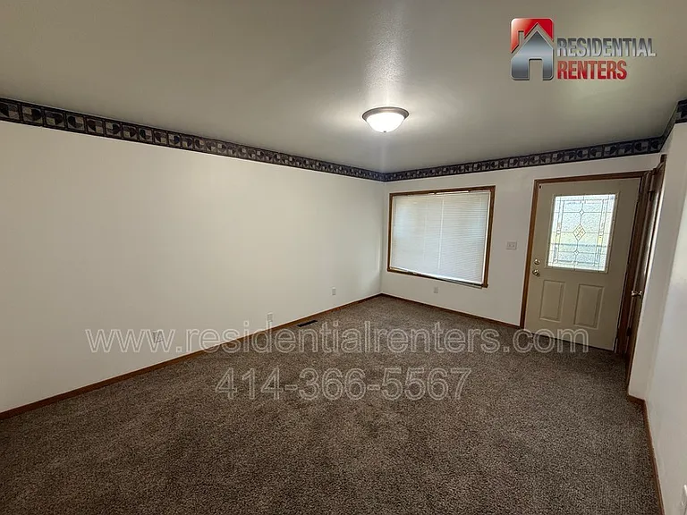 6323 N 104th St — Photo 3