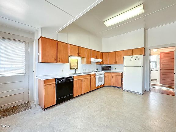 29th image of 302 Halifax St